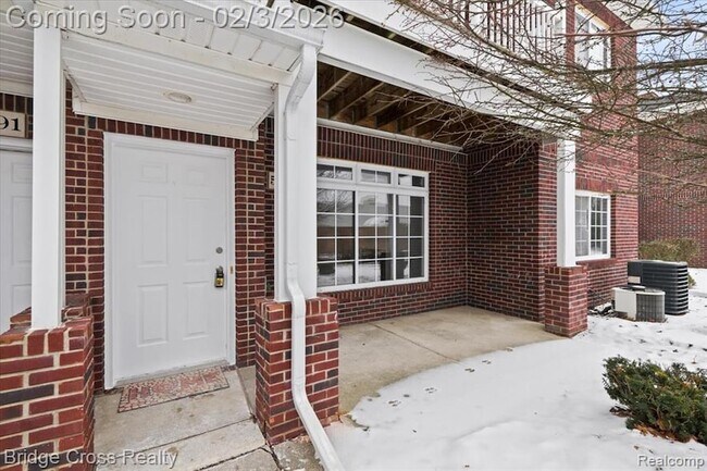 Building Photo - 5685 Twin Oaks Dr