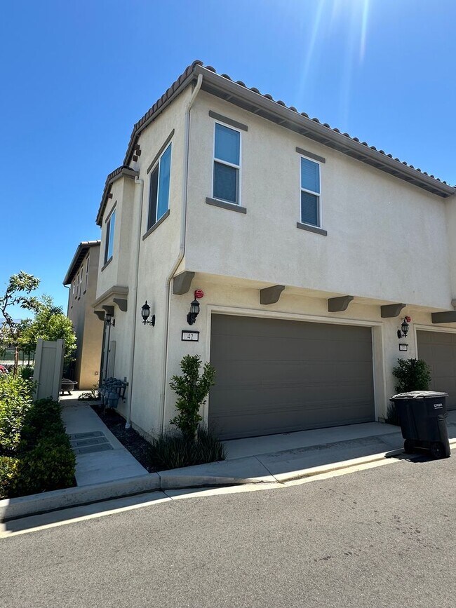 Building Photo - Townhome Perfection!