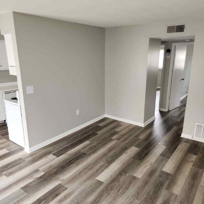 Building Photo - 4901 Saddlebrook Ln