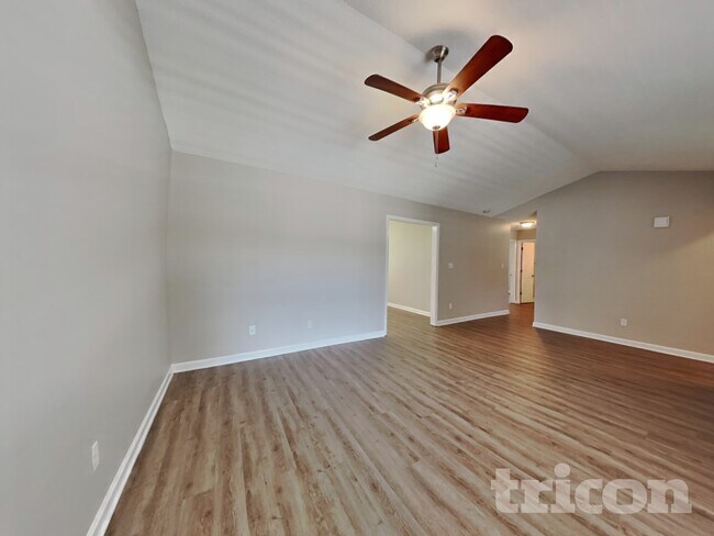 Foto del edificio - 2112 McKinnon Dr