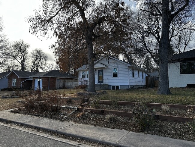 Building Photo - AVAILABLE JULY! "Charming 3-Bedroom Oasis with 2 Full Baths in the Sunset Neighborhood!"