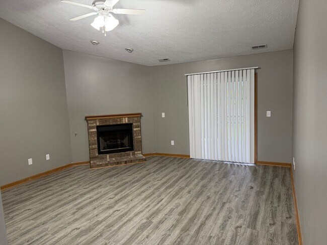 Foto del edificio - 2 bedroom, 2 full Bath, 2 car attached garage, West Lafayette duplex.