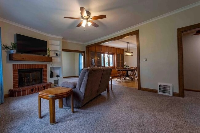 Living room view from entry - 1215 Mount Pleasant St