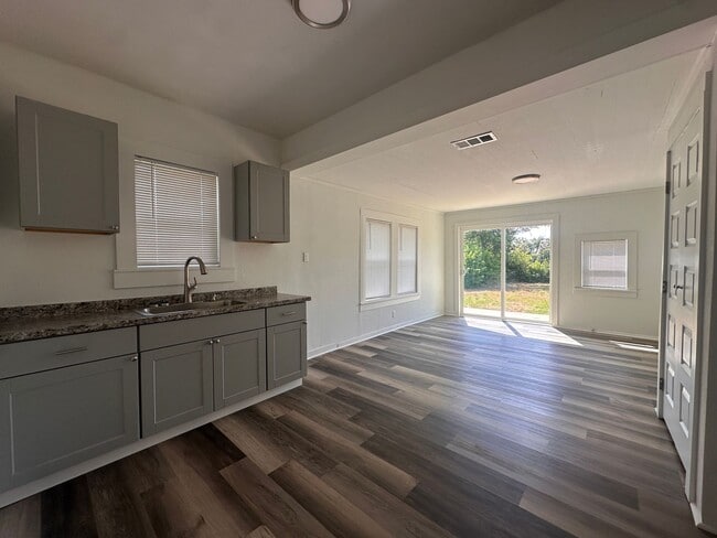 Foto del edificio - Remodeled 3 Bedroom 1.5 Bathroom Home | Wood Floors | Laundry Connections