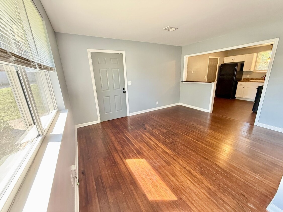 Primary Photo - 2 Bedroom in Time for Fall! $1450