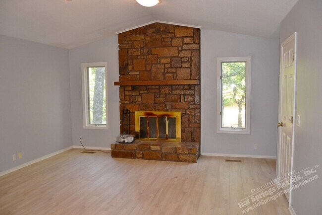 Foto del edificio - West Garea Area | Home | Unfurnished