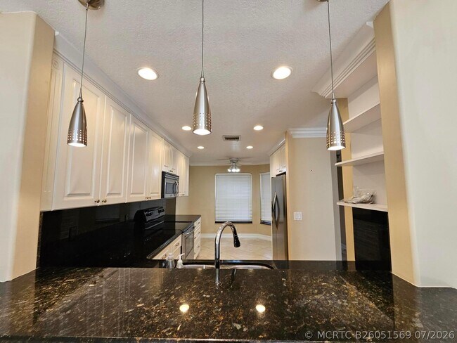 Building Photo - 7526 Pinewalk Dr S