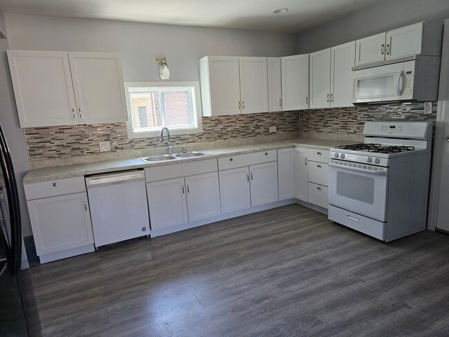 Building Photo - 590 Adele St