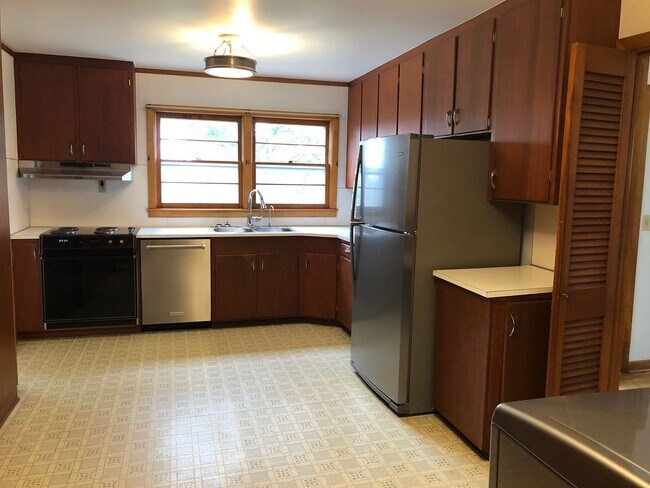 Building Photo - 3 bedroom, 2 Bath House Near University of...