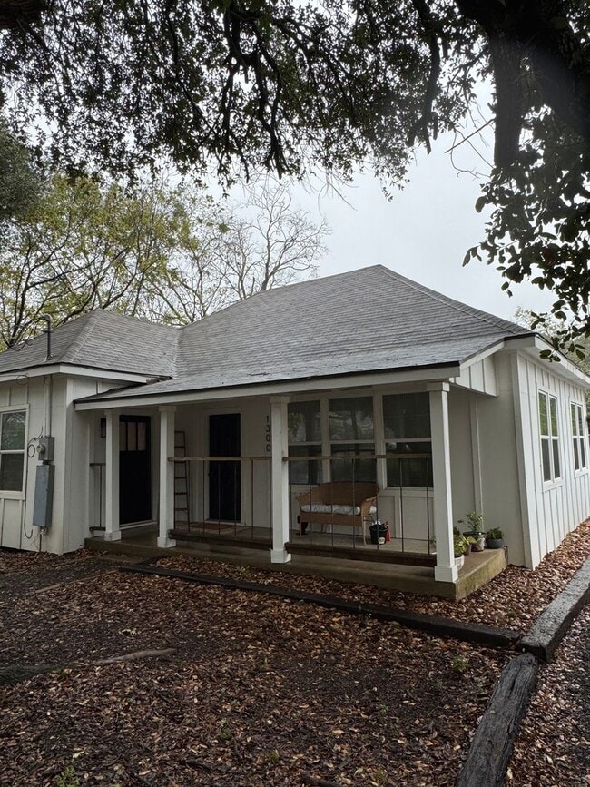 Building Photo - August Move-In! Charming 2/1 house near Do...