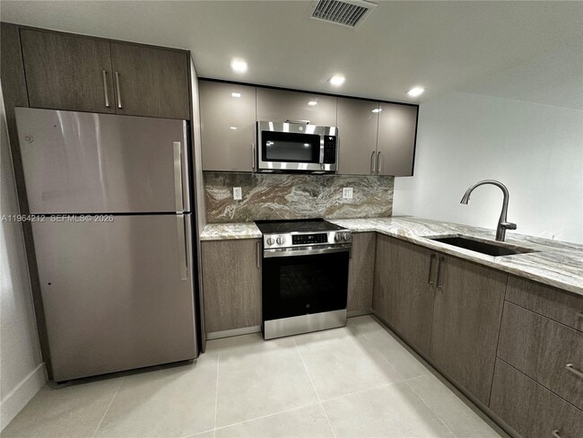 Building Photo - 10625 SW 112th Ave