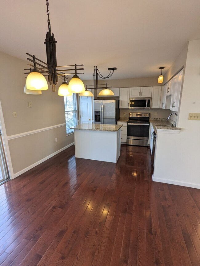 Foto del edificio - Beautiful 3 Bedroom 2.5 Bathroom Townhouse...