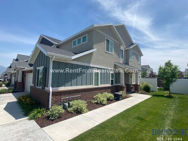 Foto del edificio - Amazing 4 Bed 3 Bath End Unit Townhome Wit...