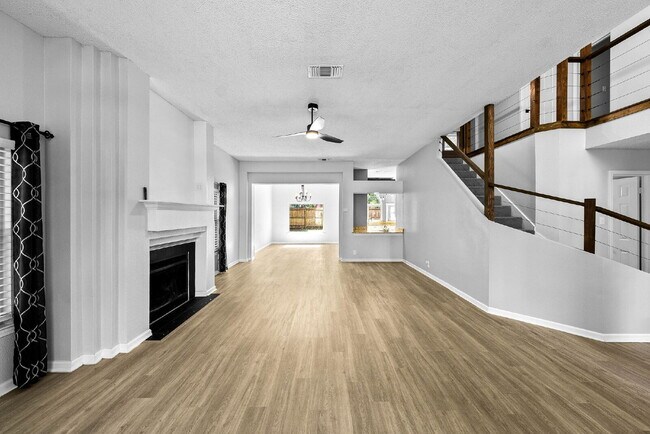 Building Photo - Spacious 4-Bedroom Rental in Autumn Ridge ...