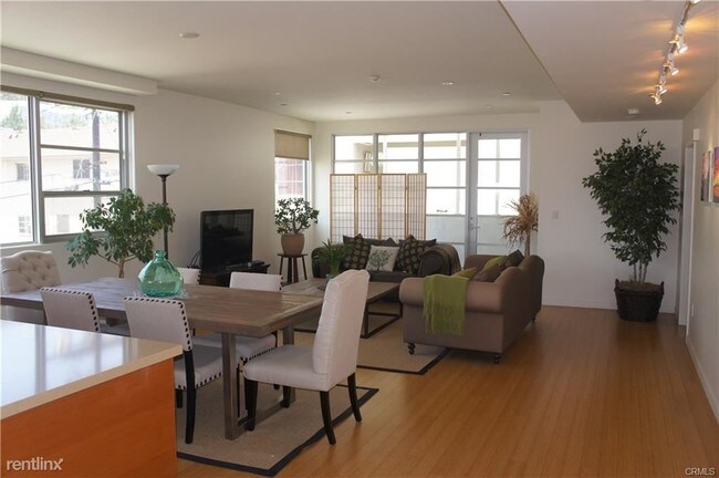 Foto del edificio - 8265 Fountain Ave