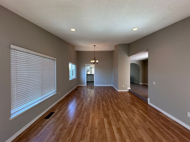 Foto del edificio - THIS is YOUR home, stunning 4/2 w/ AC, near Foothills
