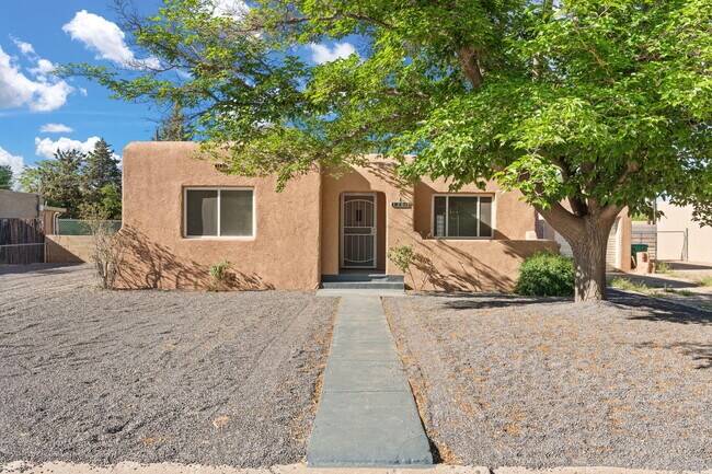 Foto del edificio - 136 Velarde Rd NW