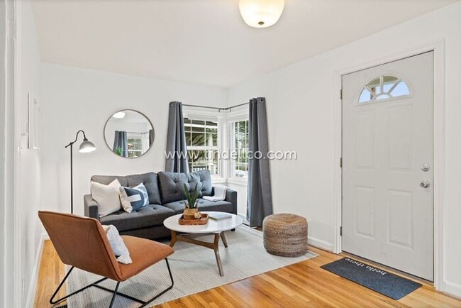 Building Photo - Updated 3 bedroom, 3 Level Home near New S...
