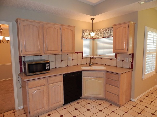 Foto del edificio - Immaculate 4 Bedroom near 91st and Yale.