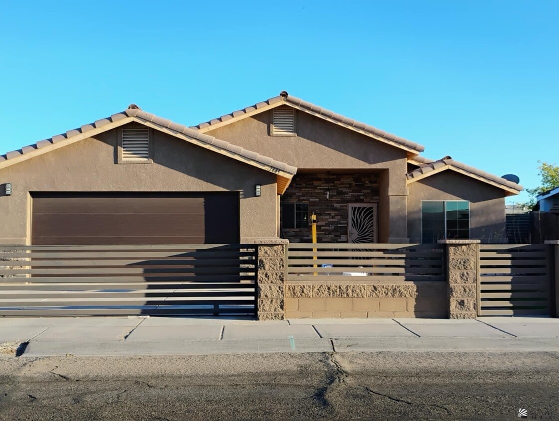 Foto principal - 1445 E San Luis Ln