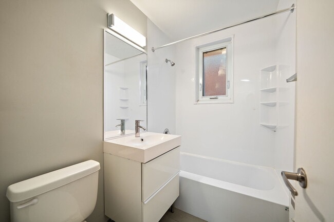 Building Photo - 4550 Av Walkley