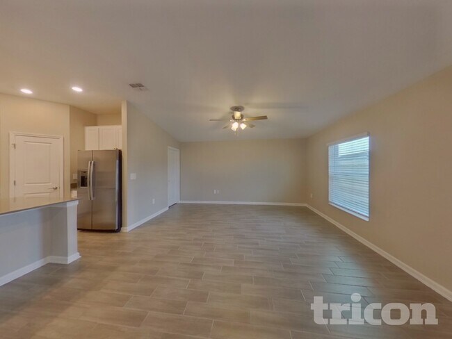 Foto del edificio - 9496 Revere Ave