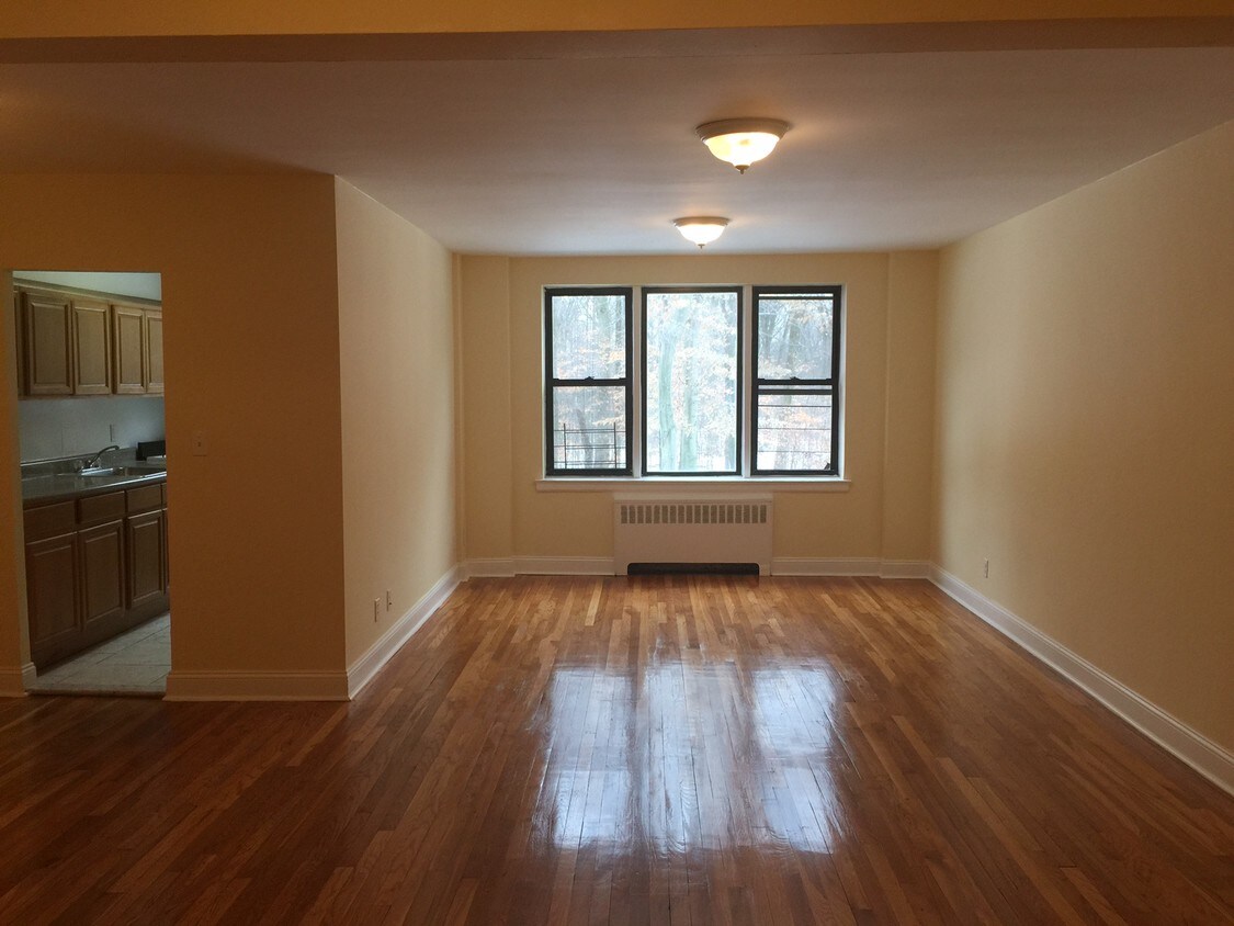 Living Room - 70 Parkway N