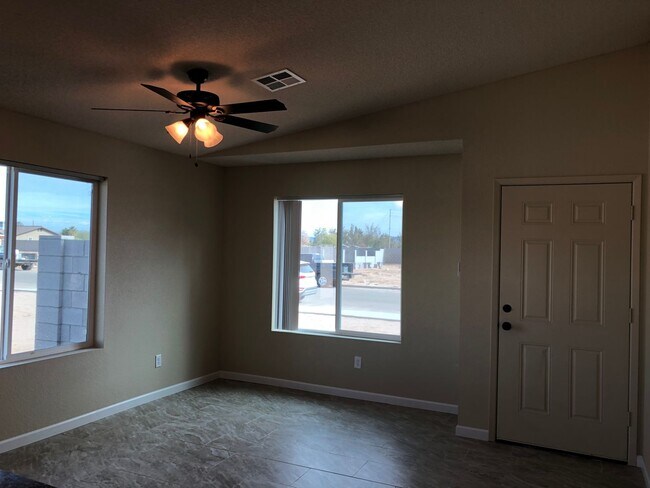 Foto del edificio - Like New Solar Home in Trail Estates!