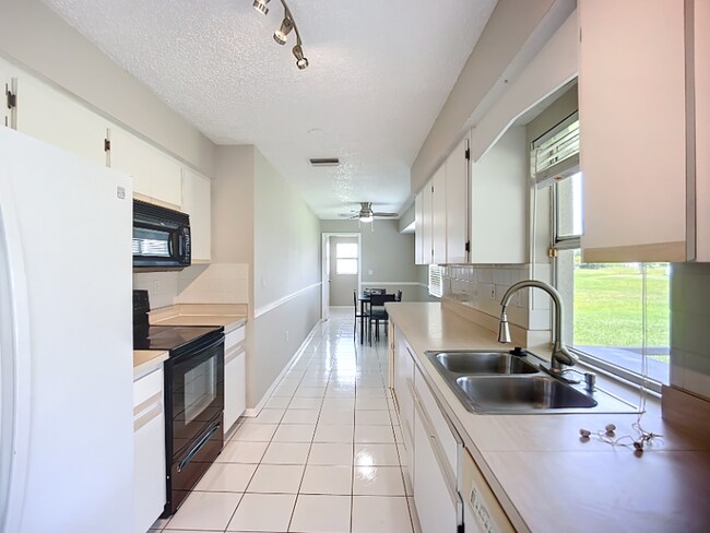 Building Photo - 25075 Palisade Rd
