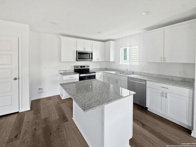 Building Photo - Charming New Braunfels Home on Bluegrass Pt