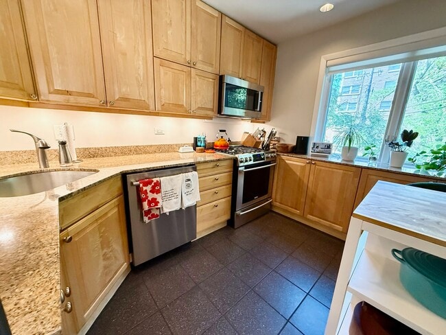 Building Photo - 747 W Dickens Ave