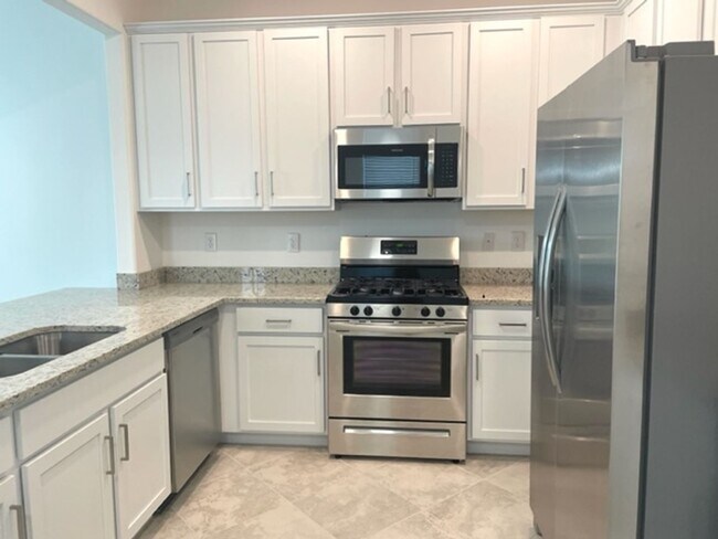 Building Photo - 3/2.5 TOWNHOUSE LORRAINE LAKES No deposit ...