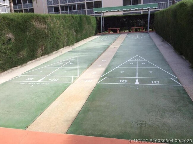 Foto del edificio - 500 Village Green Cir W