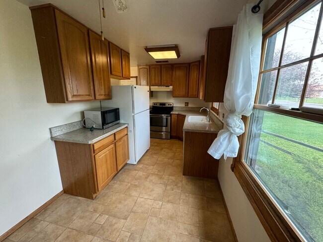 Building Photo - Quiet Home On The East Side of Great Falls!