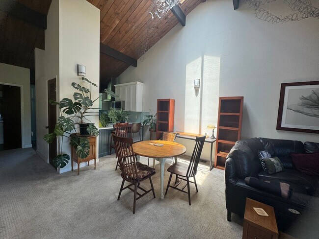 Foto del edificio - STUNNING NEWLY REMODELED CONDO WITH POOL &...