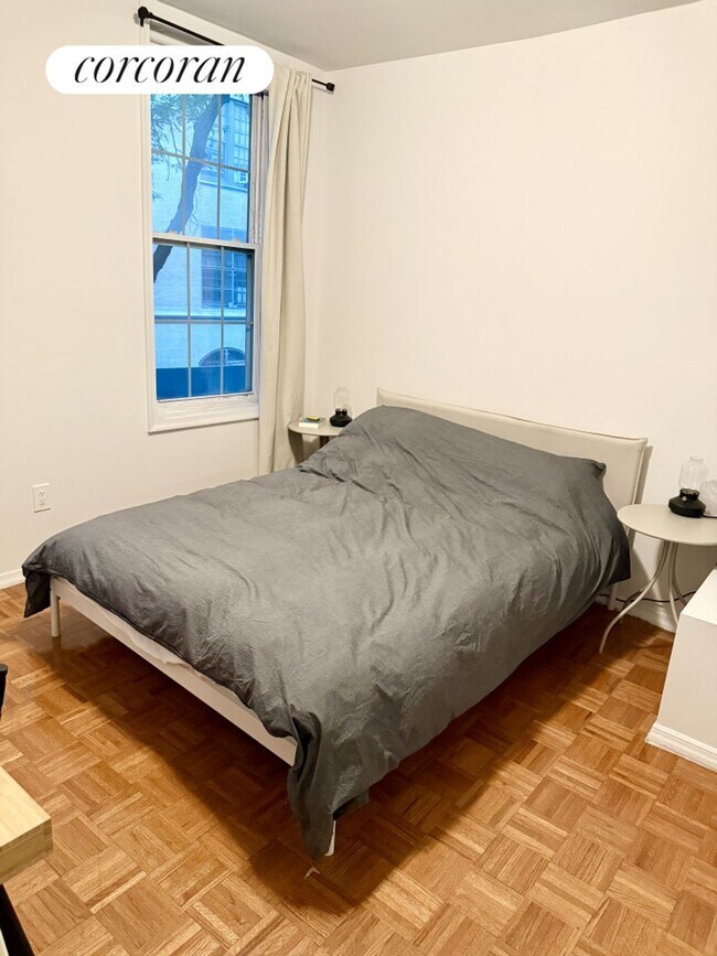 Foto del edificio - 353 W 19th St