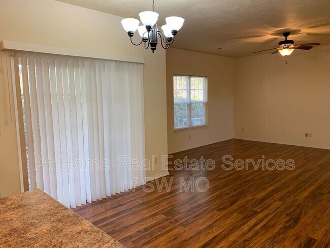 Foto del edificio - 813 E Daniels St