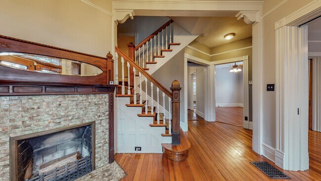 Foto del edificio - 5 Bed/ 2.5 Bath Phenomenal Old Louisville Home