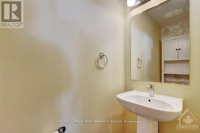 Building Photo - 610 Lauraleaf Cres