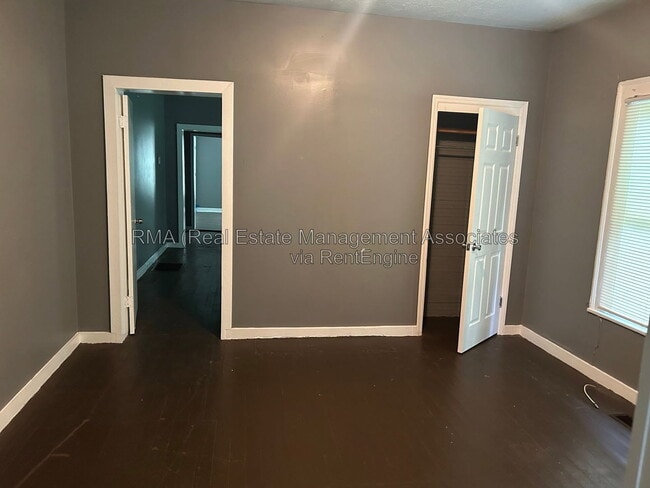 Building Photo - 205 W Tinsley St