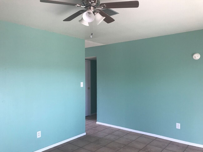 Building Photo - Country Living