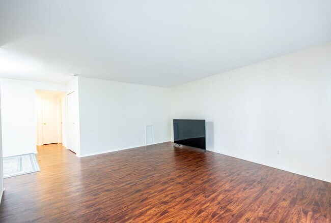 Building Photo - Charming 3 BR/2 BA Condo in Bethesda!