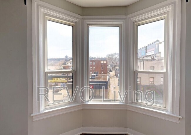 Photo du bâtiment - 477-477 King St E