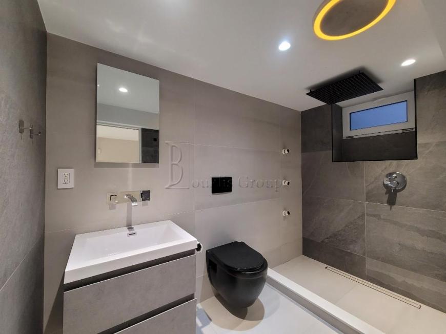 Foto principal - 3 bedroom in ASTORIA NY 11103