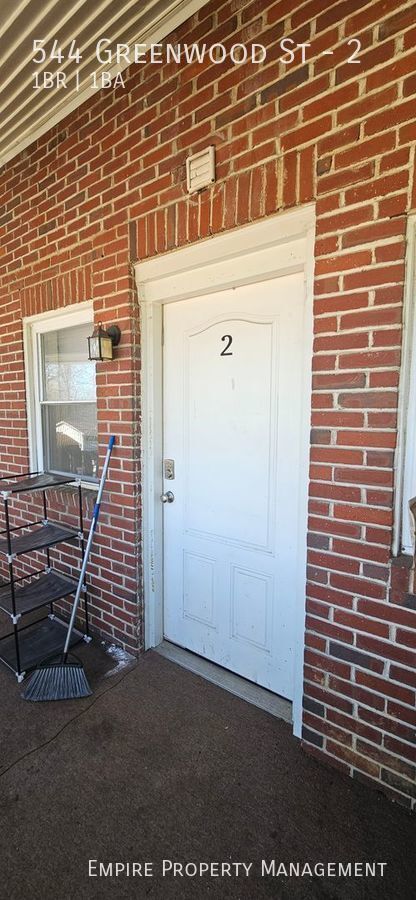 Building Photo - 2nd Floor: 1 Bedroom/ 1 Bathroom Apartment...