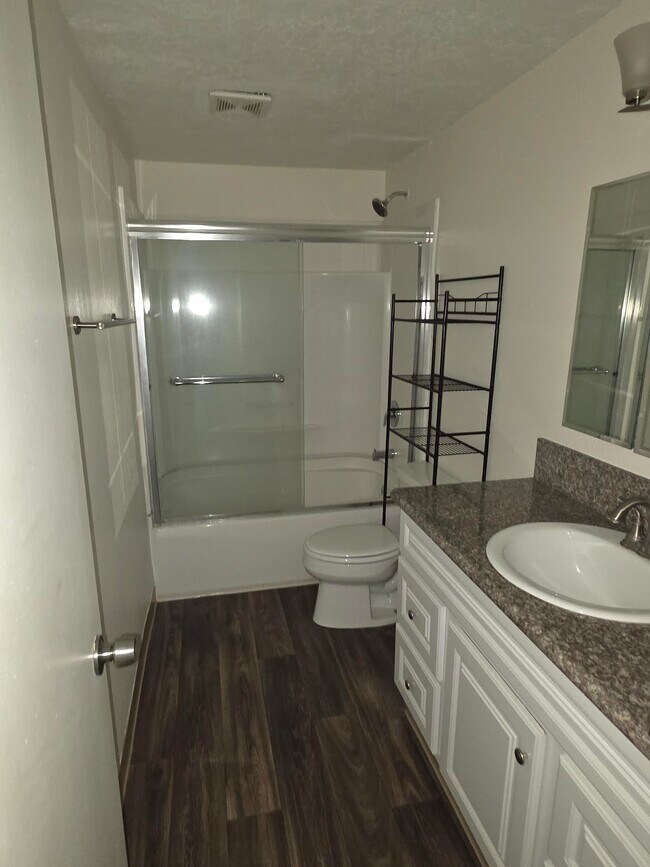 Building Photo - 256 Powell St E