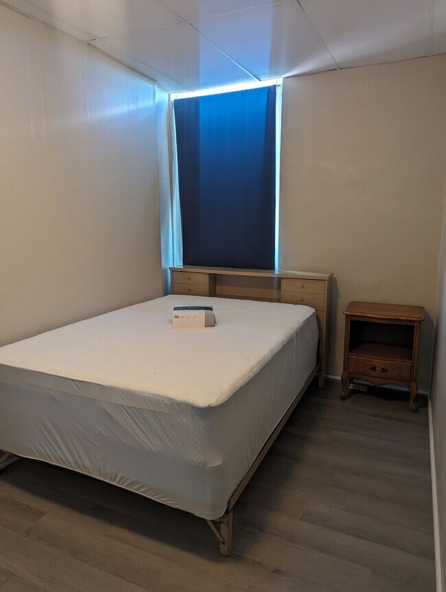 Foto del edificio - 2 BEDROOM UPSTAIRS FURNISHED APARTMENT