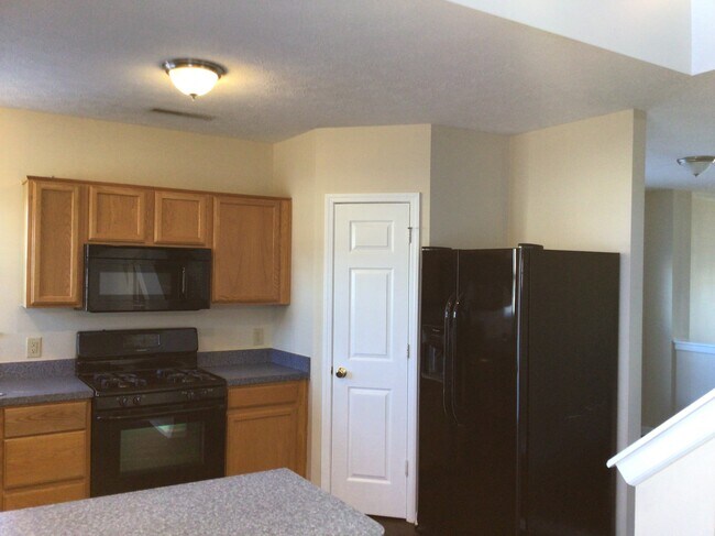 Building Photo - 2440 Tiptop Dr