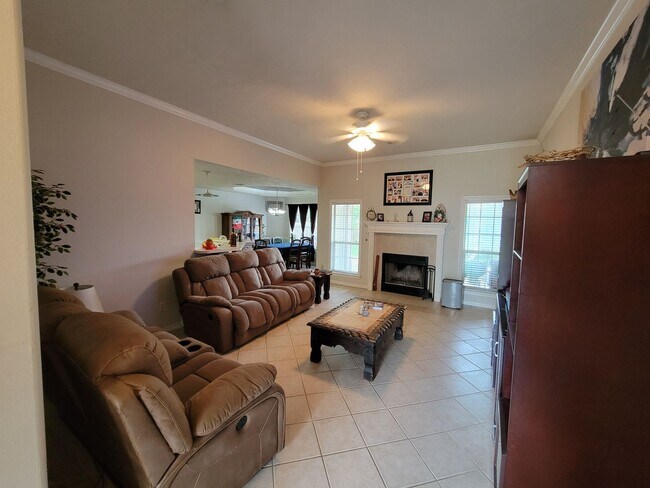 Foto del edificio - College Station -3 bedroom / 2 bath / 2 car garage / fenced in back yard. IN EDELWEISS GARTENS