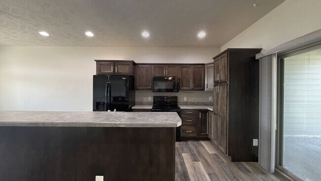 Foto del edificio - 7119-7121 S Hanson Ave (Bravo Team)